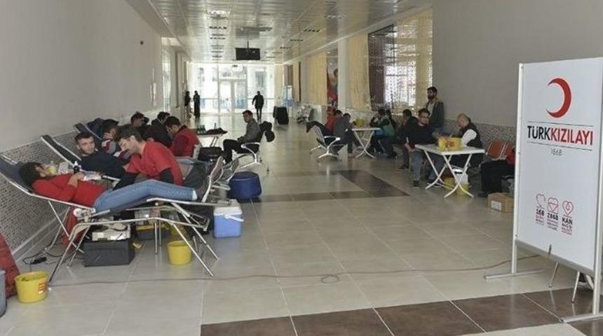 Km&uuml;&rsquo;l&uuml; &Ouml;ğrencilerden Kan Bağışı