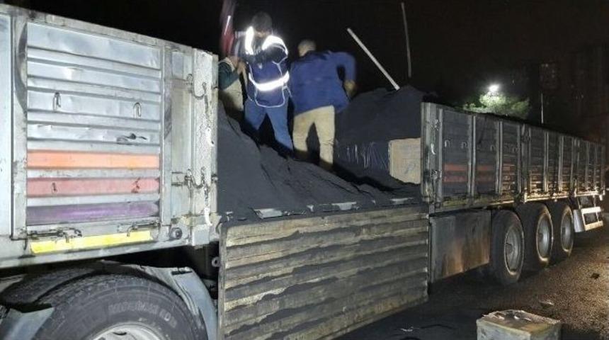 K&ouml;m&uuml;r Tozlarının Altında Servet Değerinde Ka&ccedil;ak Sigara Ele Ge&ccedil;irildi