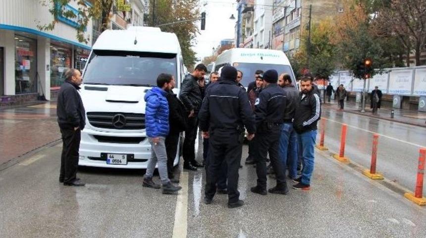 Servis&ccedil;iler Valilik &Ouml;n&uuml;nde Kontak Kapattı