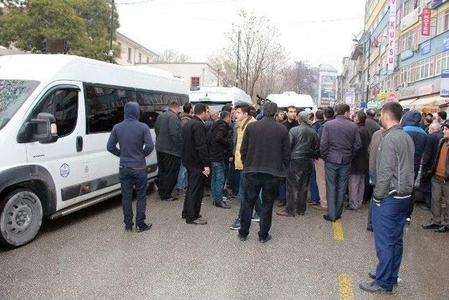 Servis&ccedil;iler Valilik &Ouml;n&uuml;nde Kontak Kapattı 1