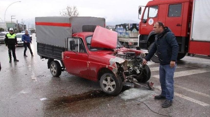 Kocaeli&rsquo;de 3 Ara&ccedil; Birbirine Girdi: 2 Yaralı