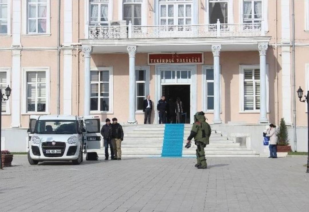 Valilik Bah&ccedil;esinde Ş&uuml;pheli &Ccedil;anta Paniği