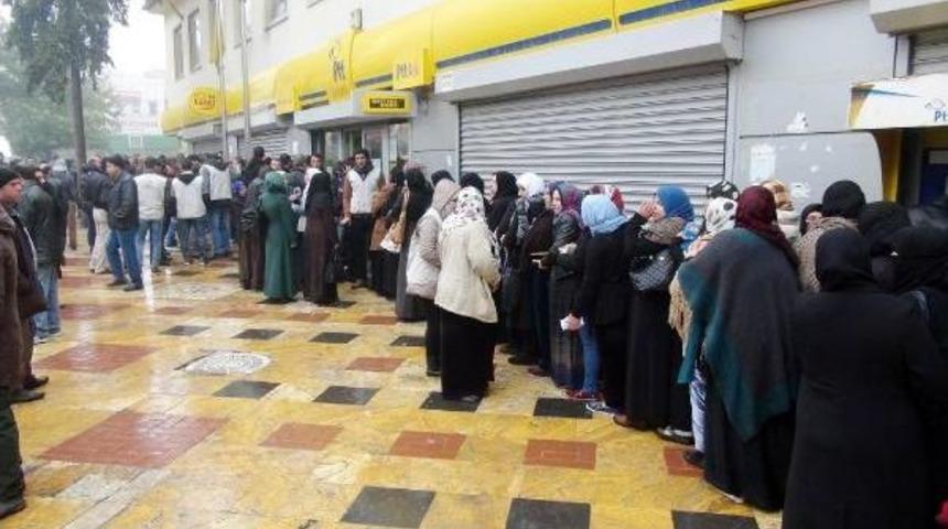 Suriyeliler, Yağmur Altında Kuyrukta Bekledi