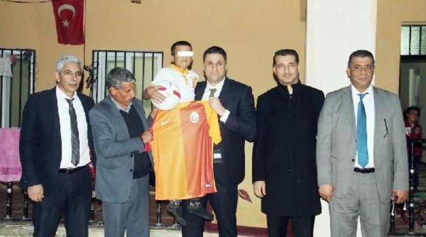 Bakan Kılı&ccedil;&rsquo;Tan, Aıds&rsquo;Li &Ccedil;ocuğa Galatasaray Forması