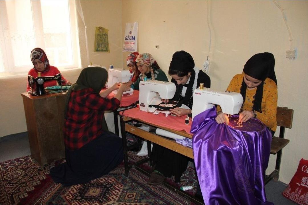 Gen&ccedil; Kızlar Meslek &Ouml;ğreniyor