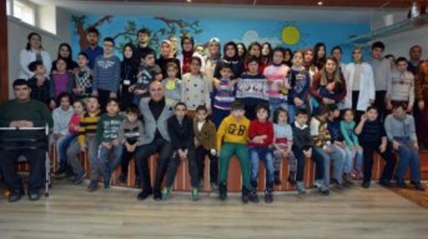 Başkan Korkut&rsquo;un &Ouml;zel Uygulama Merkezi &Ouml;ğrencileri İle Engelliler G&uuml;n&uuml; Hatırası