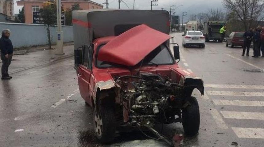 2 Kamyonet Ile 1 Otomobil &Ccedil;arpıştı: 1 Yaralı