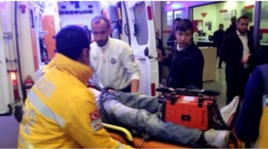 &Ouml;ğrenci Servisine &Ccedil;arpan Motosikletli Ağır Yaralandı