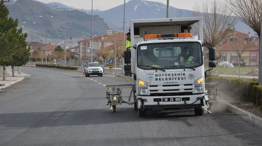 Asfaltlanan Yollarda &Ccedil;izgi &Ccedil;alışması