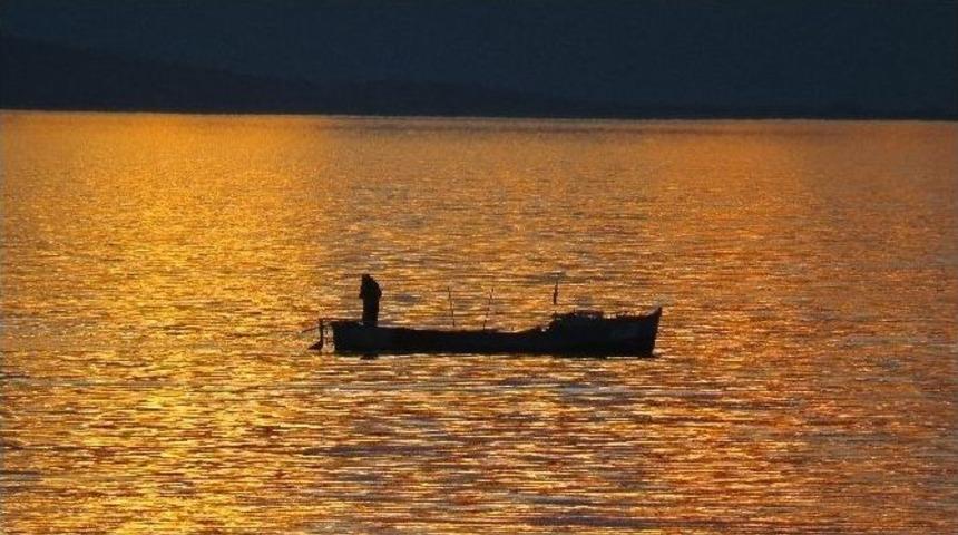 Balık&ccedil;ıların Kartpostallık G&uuml;n Batımı Mesaisi