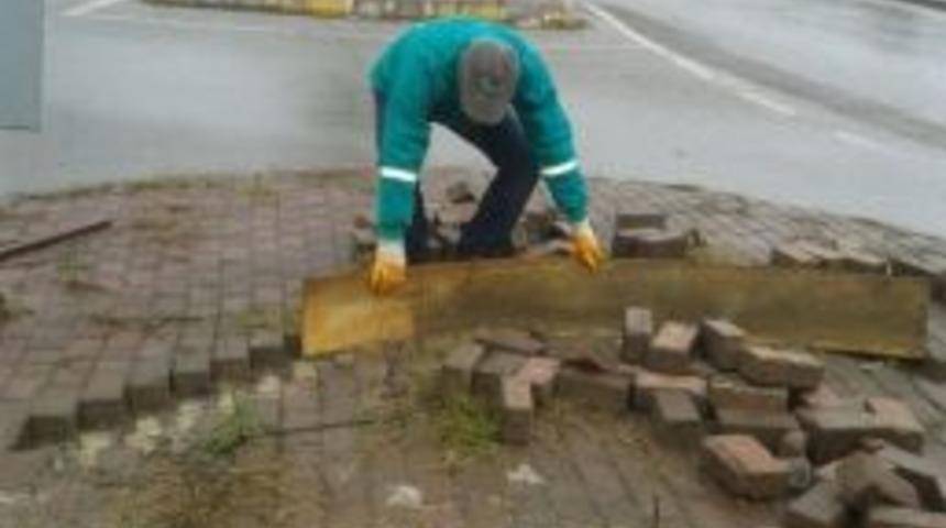 İzmit Belediyesi, Parklarda Tamirat Yapıyor