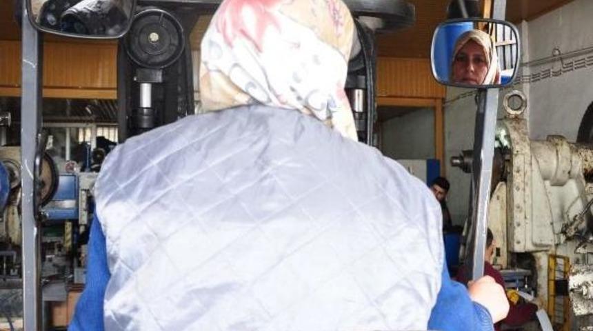 Metale Şekil Veren Kadın Patron