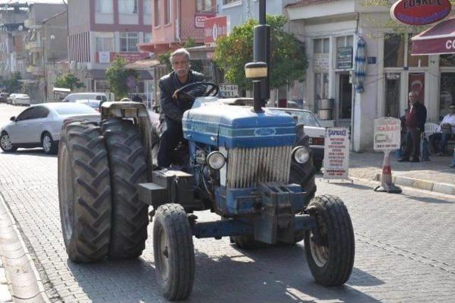 Traktörünün Devrilmemesi Için Arkaya Iki Tekerlek Ekledi