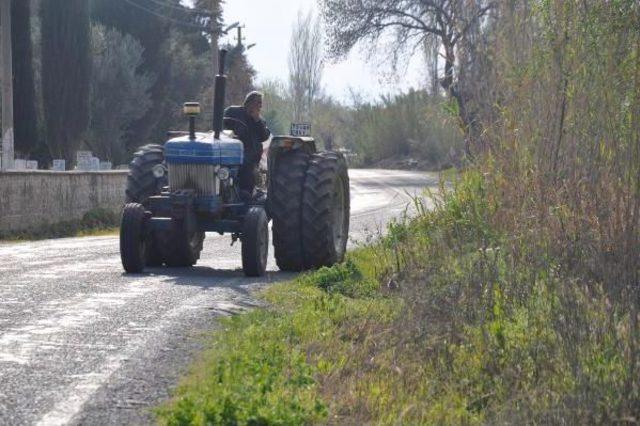 Traktörünün Devrilmemesi Için Arkaya Iki Tekerlek Ekledi