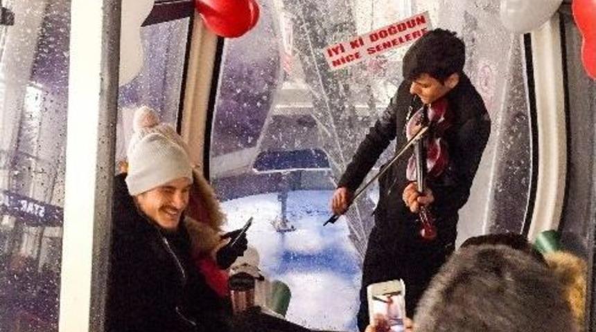 Bursasporlu Deniz Yılmaz&rsquo;dan Eşine Teleferikte S&uuml;rpriz Doğum G&uuml;n&uuml;