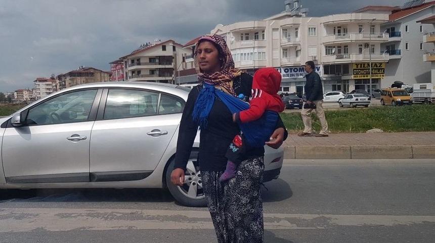 Trafiği Tehlikeye D&uuml;ş&uuml;ren Dilenciler Zabıtaya Direnip Gazetecilere Saldırdı