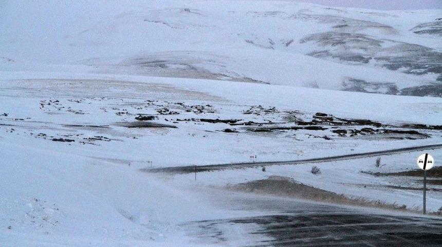 Ardahan&rsquo;da Ulaşıma Kar Ve Tipi Engeli