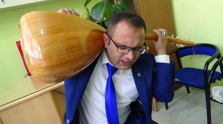 Sazı Ensesinde &Ccedil;alıyor