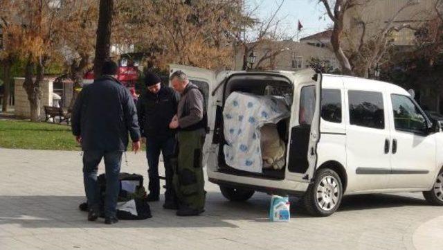 Valilik Önünde Unutulan Çantadan Makyaj Malzemesi Çıktı