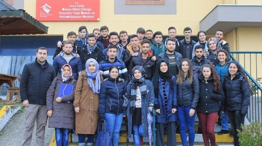 &Uuml;niversite &Ouml;ğrencileri Huzurevi Sakinlerini Ziyaret Etti