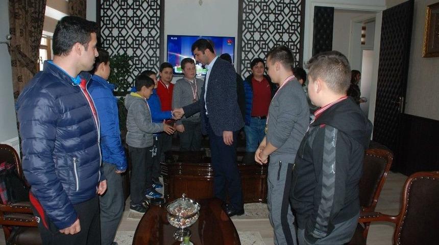 Başarılı G&uuml;reş&ccedil;ilerden Bayrami&ccedil; Belediye Başkanı Arslan&rsquo;a Ziyaret