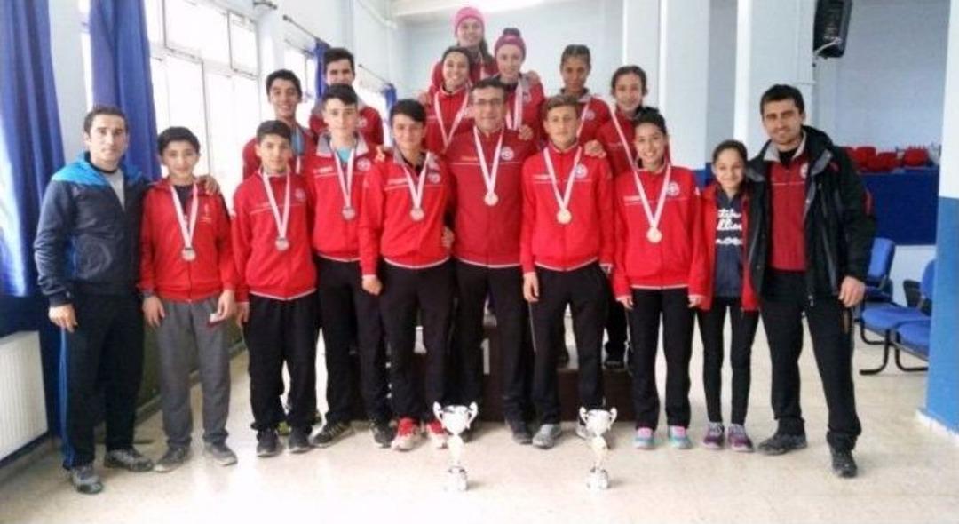 Gediz Sel&ccedil;uklu Mesleki Ve Teknik Anadolu Lisesi Kız Kros Takımı İl Birincisi