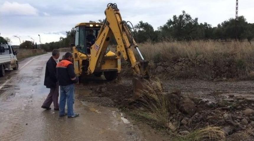 Burhaniye Belediyesi Sel Zararını Gideriyor.