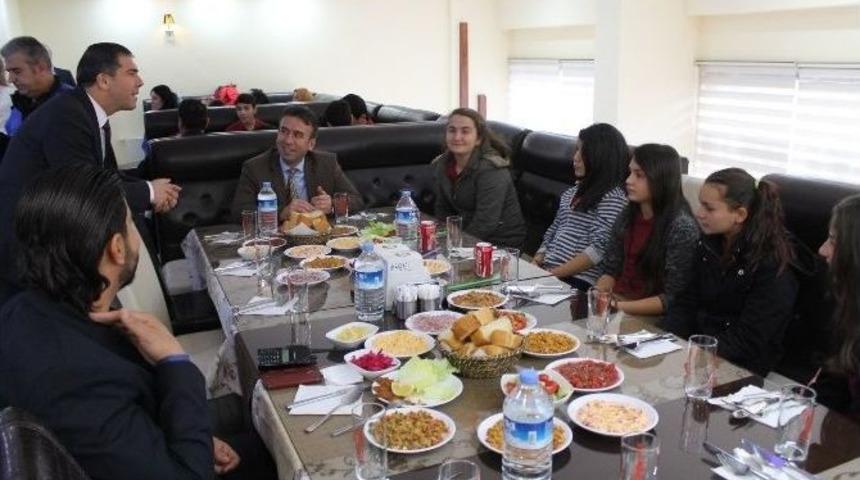 &Ouml;ğrenciler Protokol &Uuml;yeleriyle Birlikte Yemek Yedi