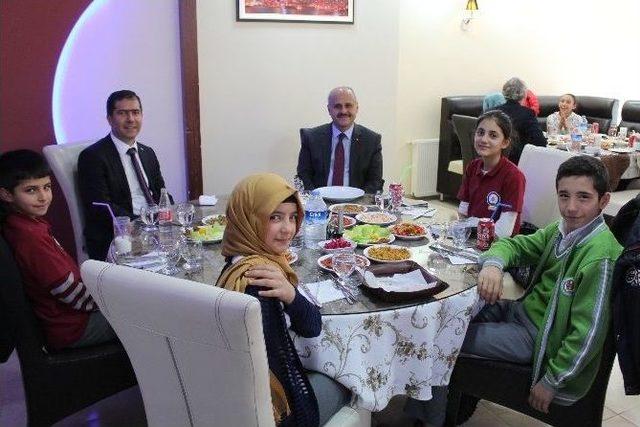 Öğrenciler Protokol Üyeleriyle Birlikte Yemek Yedi