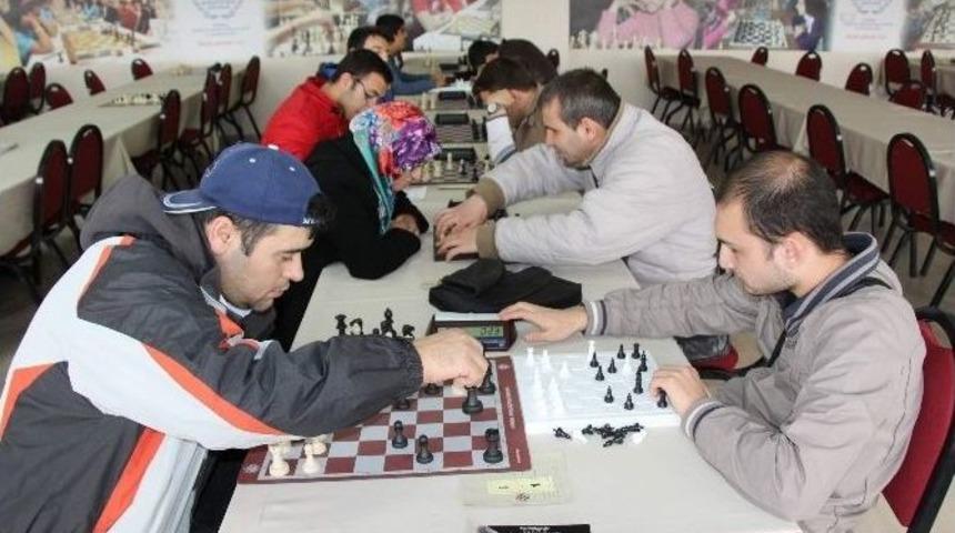 G&ouml;rme Engelliler Satran&ccedil;ta Yarıştı