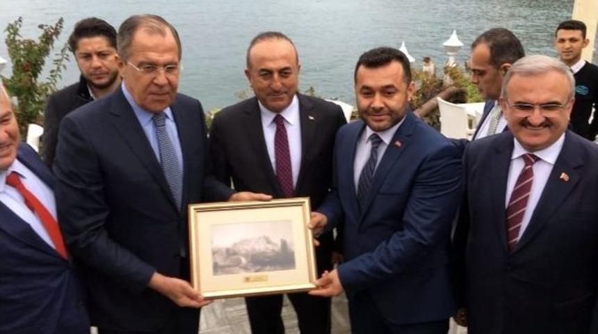 T&uuml;rk Ve Rus Vatandaşlardan Bakan Lavrov&rsquo;a Pankartlı Mesaj: