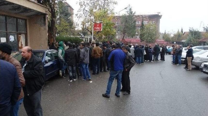 M&uuml;ltecilerin Yağmur Altında Kimlik Kuyruğu