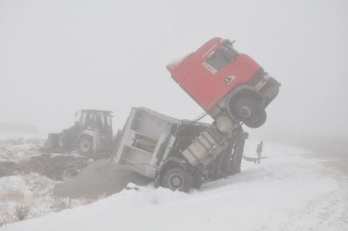 Erzincan&rsquo;da Kar Yağışı Ve Sis Ulaşımı Aksattı