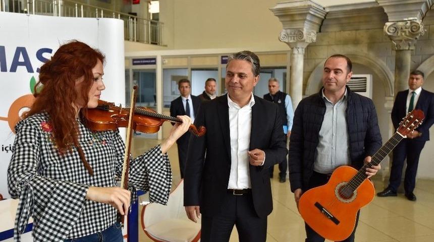 Uysal&rsquo;dan Duacı&rsquo;daki &Ouml;ğrencilere M&uuml;zik Aleti