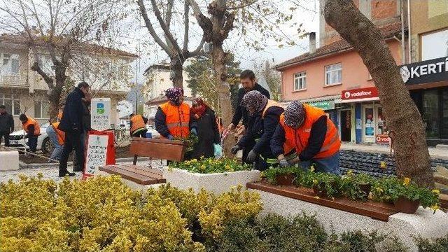 Sındırgı&rsquo;da Meydanlar &Ccedil;i&ccedil;ek A&ccedil;tı 1
