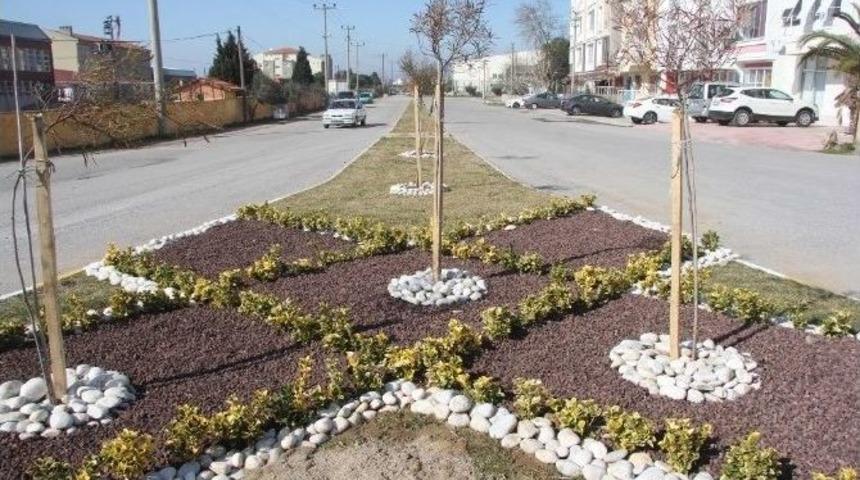 Burhaniye&rsquo;de Belediye Caddeleri &Ccedil;i&ccedil;ek Gibi Yaptı