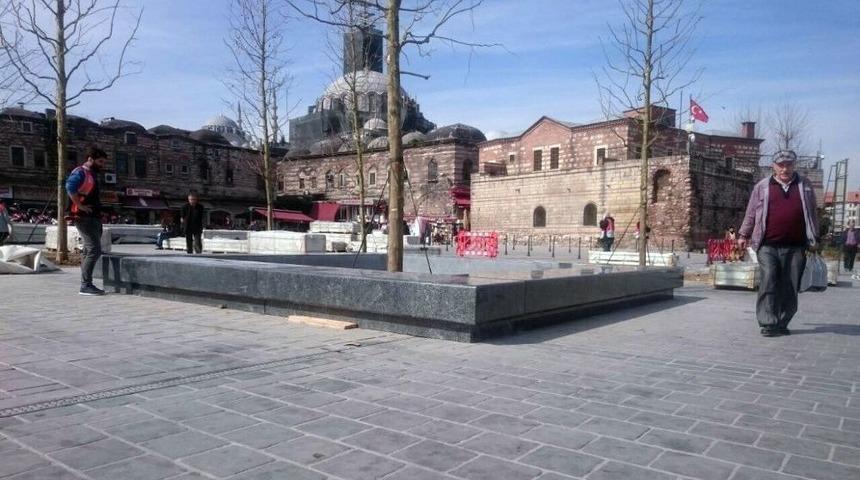 Emin&ouml;n&uuml; Meydanı Ve &Ccedil;evresi Yenileniyor