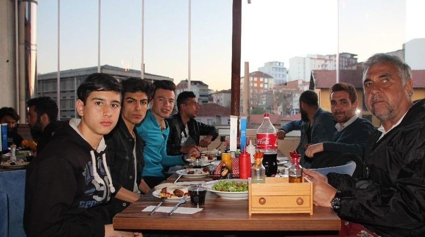 Bilecikspor Futbolcuları Ma&ccedil; Sonrası Moral Yemeğinde Bir Araya Geldi