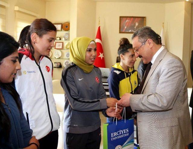 Şampiyon Sporculardan Rektör Güven’e Ziyaret