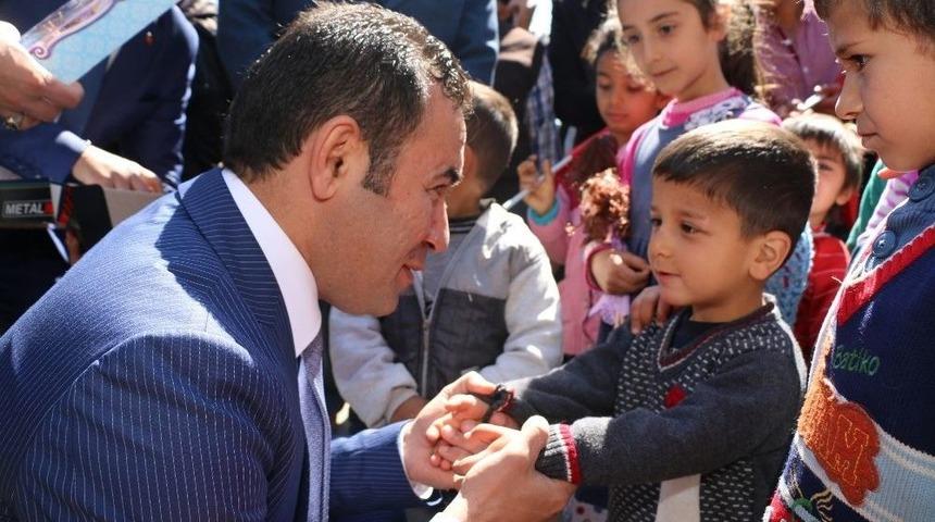 Cumhuriyet K&ouml;y&uuml;nde Y&uuml;zler G&uuml;l&uuml;yor