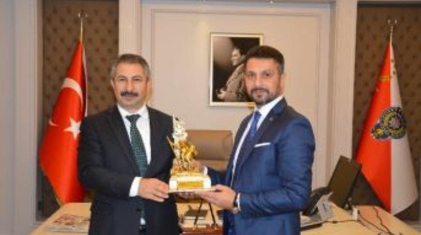 Başkan Y&uuml;z&uuml;g&uuml;ll&uuml;&rsquo;den Eskişehir İl Emniyet M&uuml;d&uuml;r&uuml; Din&ccedil;&rsquo;e Ziyaret