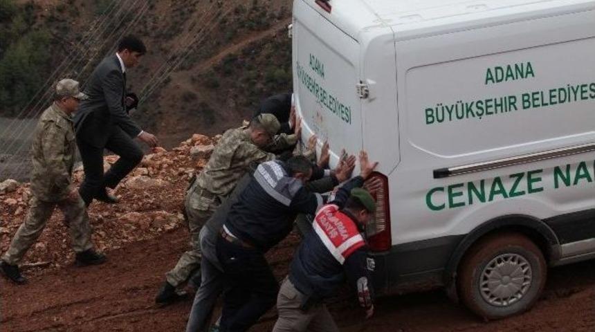 Cenazeleri De Yolda Kaldı