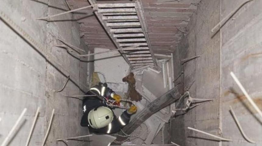 Asans&ouml;r Boşluğuna D&uuml;şen K&ouml;pek, Itfaiye Ekiplerince Kurtarıldı