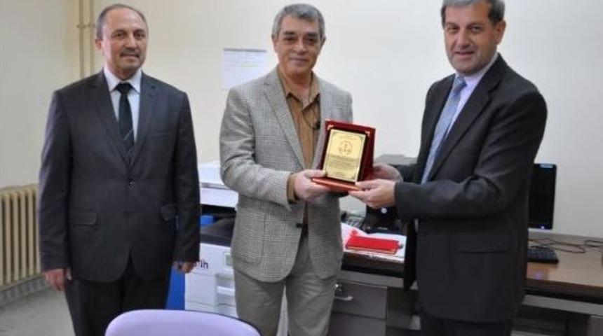 Eğitime Katkı İ&ccedil;in Plaket &Ouml;d&uuml;l&uuml;