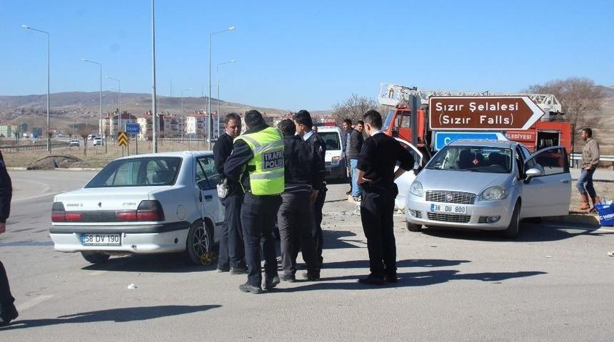 Gemerek&rsquo;te Trafik Kazası: 6 Yaralı
