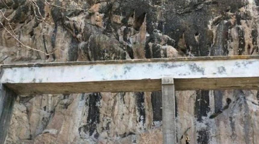 Kayalıklarda Mahsur Ke&ccedil;iyi Itfaiye Ekibi Kurtardı