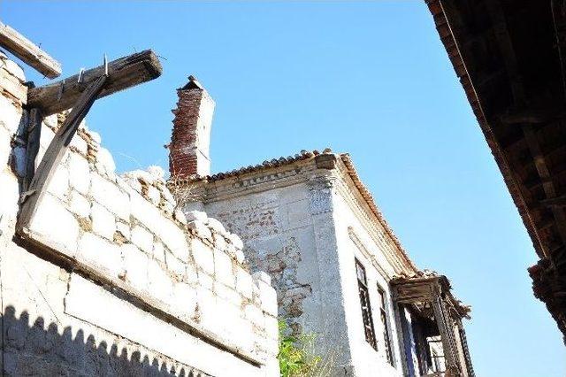 Milas’ta Tarihi Ev Yıkıldı