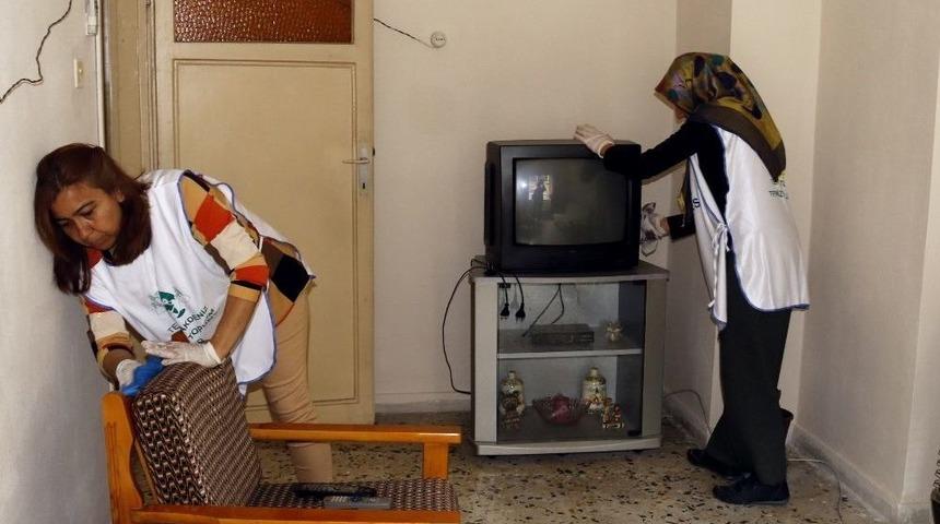 Mersin&rsquo;de Yaşlıların Evi Belediye Ekiplerince Temizleniyor