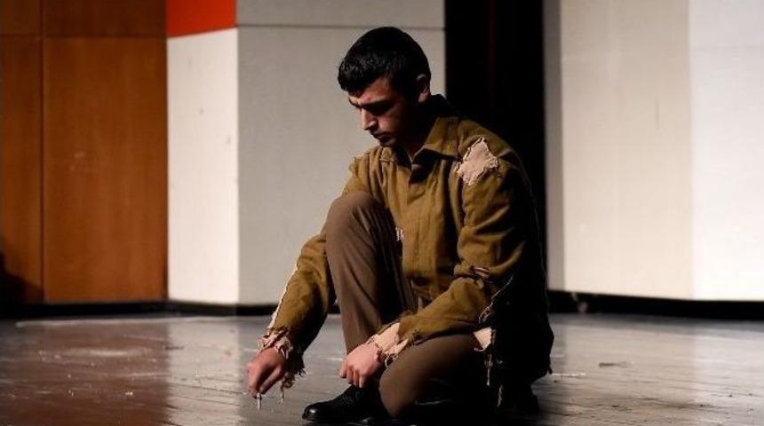 Kahraman &Ouml;mer Halisdemir Tiyatroyla Anıldı