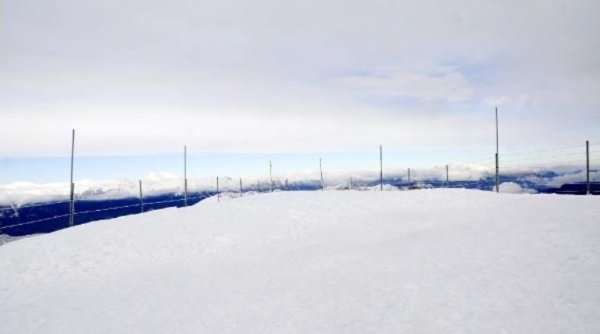 Tahtalı Dağı'na Mevsimin Ilk Karı Yağdı